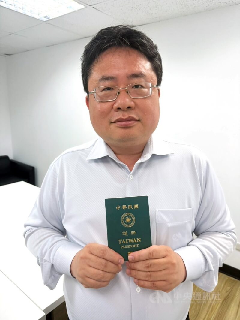 國民黨基隆市黨部指控印太戰略智庫執行長矢板明夫(圖)為「日本籍」,日前到基隆為罷團助講違法。對此,矢板明夫13日出示中華民國護照,表明自己2024年已取得中華民國國籍,評論自己的國家,屬於言論自由。中央社記者林恕暉攝 114年5月13日