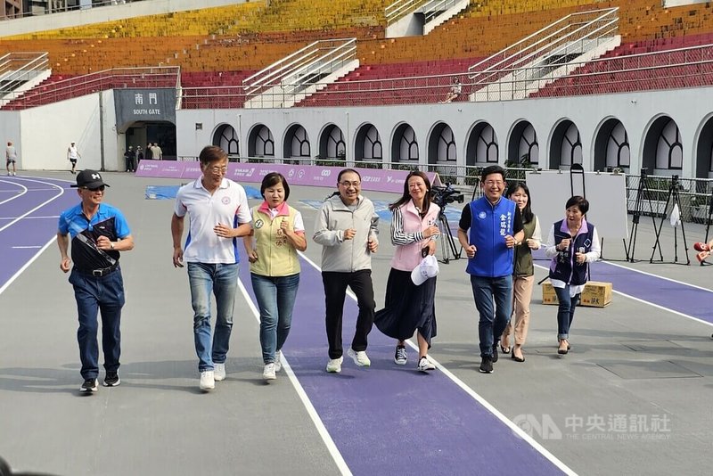 2025雙北世界壯年運動會即將開賽,新北市長侯友宜(前左4)13日到板橋第一體育場進行場地最後檢視,以及營運中心相關細節的作為。中央社記者王鴻國攝 114年5月13日