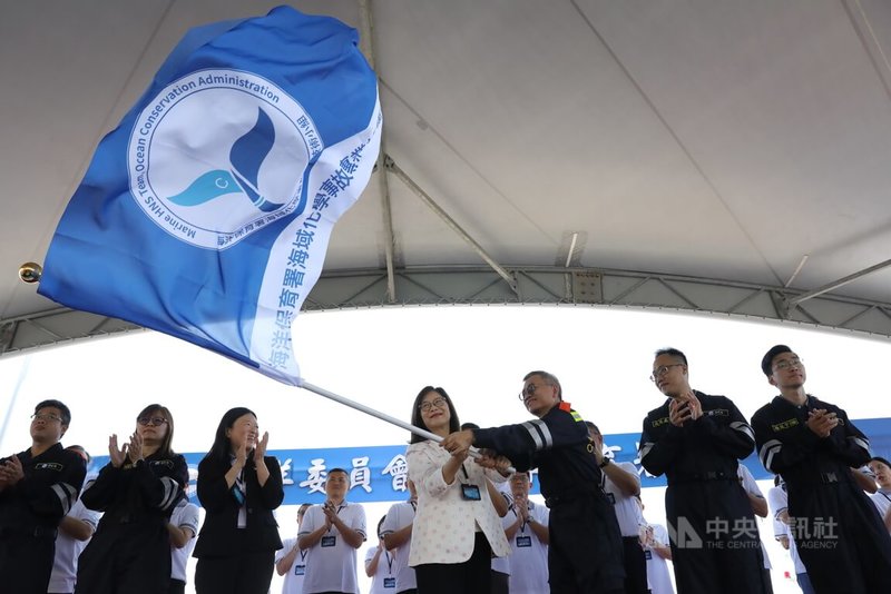 海洋委員會海洋保育署13日在高雄市旗津區舉辦「全台首支海域化學事故專業技術小組」成軍儀式,由海委會主委管碧玲(前排右4)授旗給團隊。中央社記者張已亷攝 114年5月13日