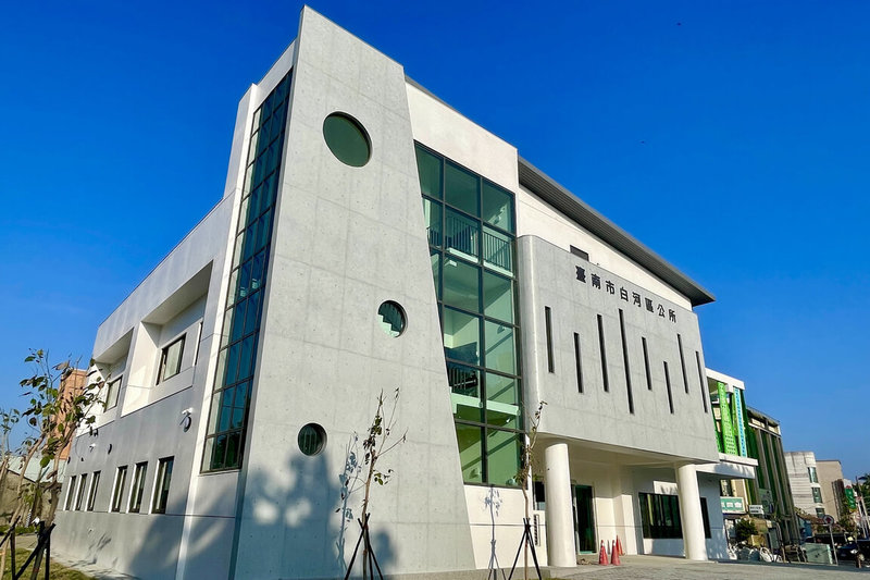 台南白河區公所原有建物老舊,經市府向中央爭取經費補助拆除原地重建,新區政大樓13日正式啟用,盼為居民提供更高品質且優質公共服務。(台南市政府提供)中央社記者楊思瑞台南傳真 114年5月13日