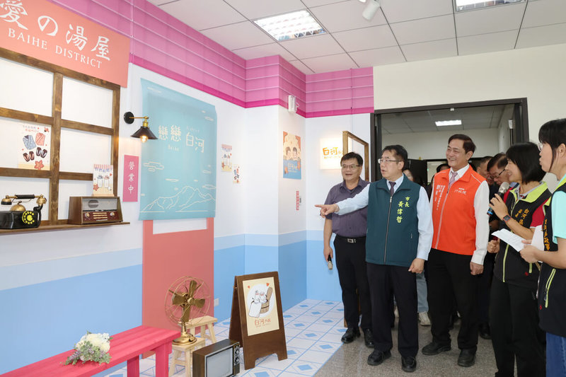 台南白河區公所新區政大樓13日正式啟用,市長黃偉哲(左2)等人剪綵後,參觀內部空間。(台南市政府提供)中央社記者楊思瑞台南傳真 114年5月13日