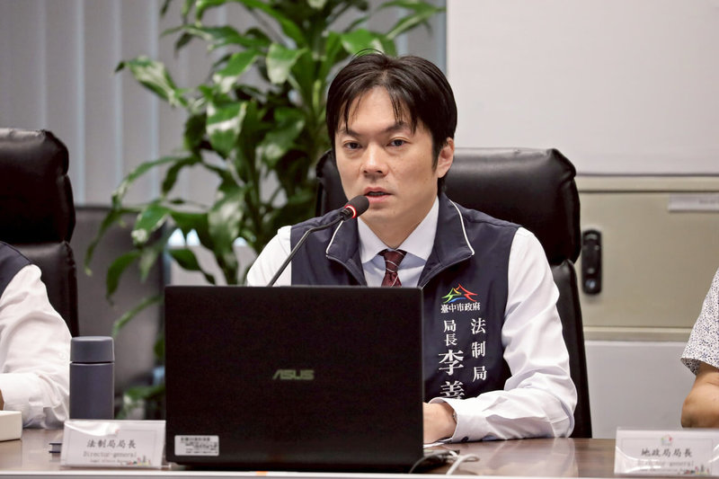 台中市法制局長李善植13日針對「無卡分期」爭議,在市政會議中進行專案報告時提醒,若不幸發生無卡分期糾紛,可透過1950消費者保護專線進行諮詢。(台中市政府提供)中央社記者郝雪卿傳真 114年5月13日