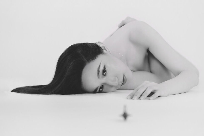 歌手Haezee黃瑋昕(圖)推出創作單曲The One That Got Away,13日數位上架。主視覺以極簡風格的黑白畫面呈現,Haezee衣著單薄、蜷伏於純白空間、搭配一顆旋轉的陀螺,象徵在遺憾面前無所遁形、在選擇與遺憾之間不斷打轉。(索尼音樂提供)中央社記者陳怡璇傳真 114年5月13日