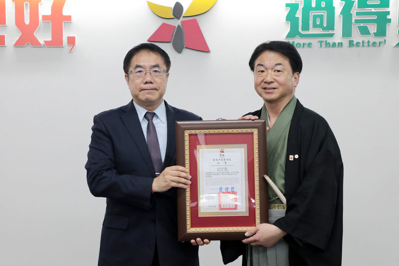 日本京都市資深議員寺田一博(右)長期協助台南推動城市外交,台南市長黃偉哲(左)13日在市政會議中頒贈台南市榮譽市民證書。(台南市政府提供)中央社記者楊思瑞台南傳真 114年5月13日