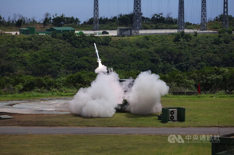 為驗證武器裝備性能及部隊訓練成果,國軍13日在屏東九鵬基地及周邊地區進行精準飛彈射擊「神弓操演」,由43砲指部及58砲指部實施「陸射劍二飛彈系統」實彈射擊。中央社記者翁睿坤攝 114年5月13日