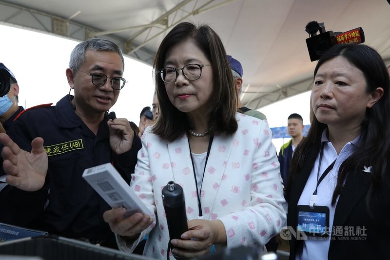 海洋委員會主委管碧玲(前中)13日到高雄市旗津區出席「全台首支海域化學事故專業技術小組」成軍儀式,與海洋保育署長陸曉筠(前右)及海上化學品應變執行長陳政任(前左)一同檢視相關設備。中央社記者張已亷攝 114年5月13日