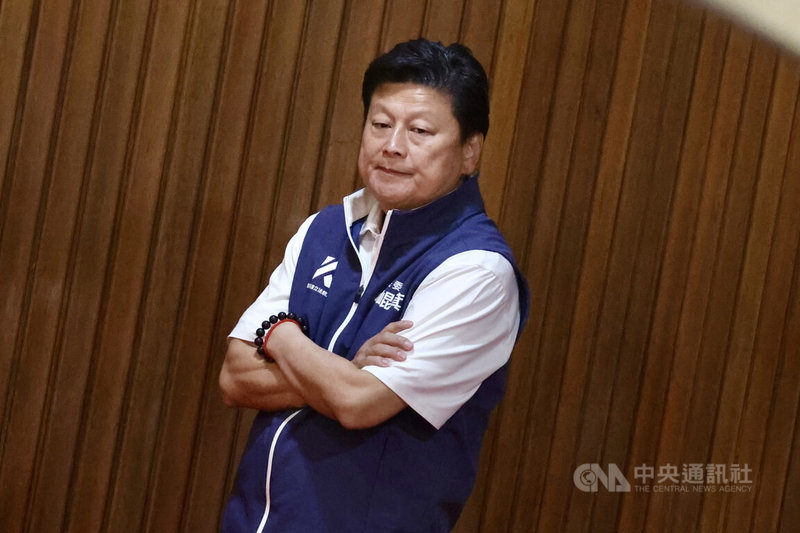 立法院會13日預計處理攸關核電廠延役的核管法修正草案,國民黨團總召傅崐萁表示,核管法勢必要通過,給國家一個安全穩定用電的方向,相信民進黨不會強力杯葛,希望民進黨不要用人海戰術來杯葛院會,圖為傅崐萁在議場角落。中央社記者王飛華攝 114年5月13日