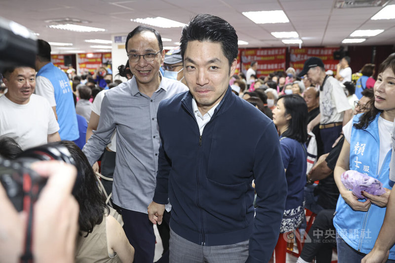 因應大罷免潮,國民黨立委賴士葆13日晚間在台北市文山區舉辦「反惡罷 戰獨裁」政策說明會,黨主席朱立倫(中左)、台北市長蔣萬安(前中)到場站台,現場氣氛熱烈。中央社記者鄭清元攝 114年5月13日