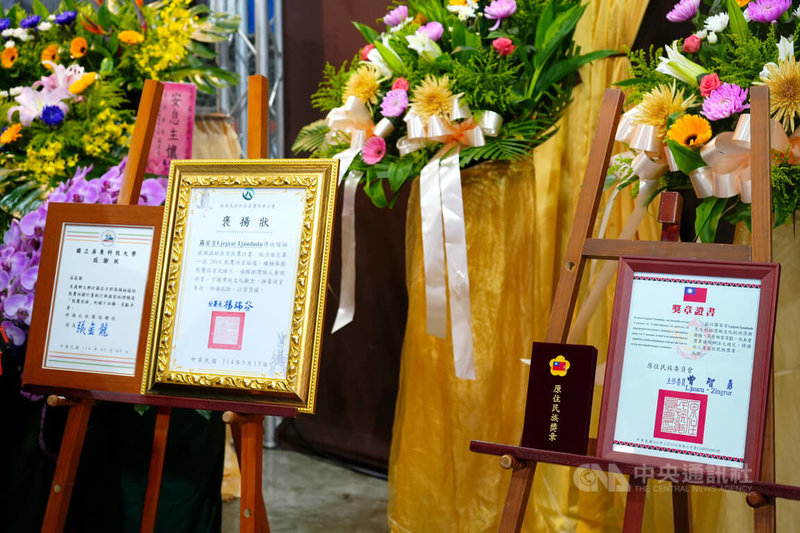 屏東縣來義鄉文樂部落傳統領袖羅安吉日前辭世,告別式13日舉行,原住民族委員會頒發三等原住民族專業獎章,農業部林業及自然保育署屏東分署及屏東科技大學皆頒發褒揚狀,肯定羅安吉守護傳統文化,並喚起族人保育意識。中央社記者黃郁菁攝 114年5月13日