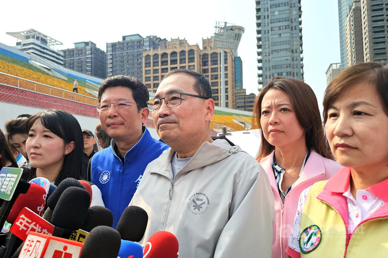 新北市長侯友宜(右3)針對「剴剴」遭虐死案,保母劉彩萱遭判無期徒刑表示,「我們絕對不允許傷害孩子,傷害了孩子就要按照法律從重來究責」。中央社記者王鴻國攝 114年5月13日