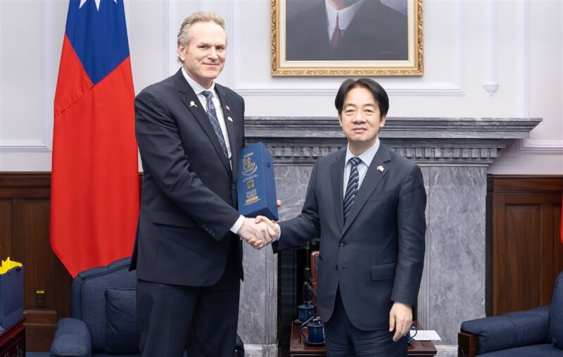 美國阿拉斯加州長鄧利維(左)3月應邀訪台,總統賴清德(右)3月21日接見鄧利維。(總統府提供)