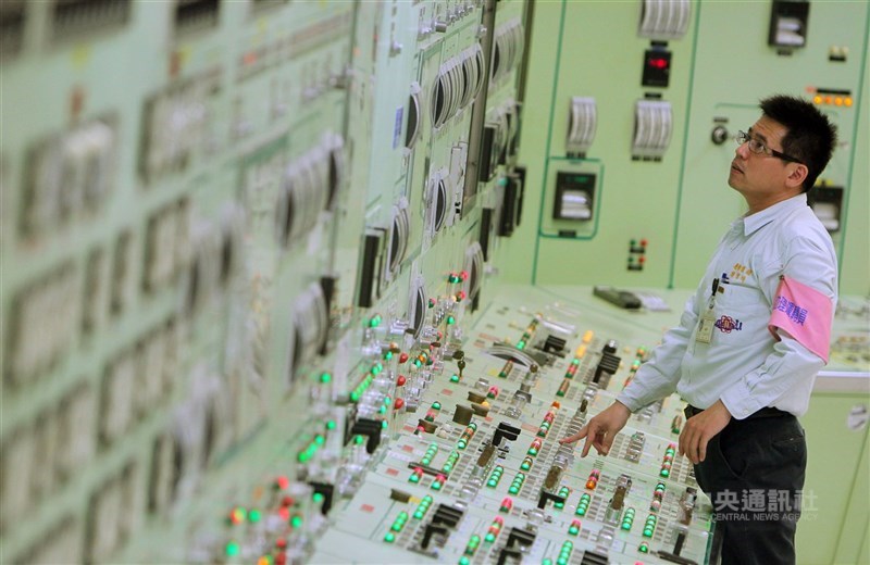 立法院三讀通過核管法修正條文，賦予核電廠取得延役或重啟的法律依據。經濟部表示，後續待主管機關修訂子法及相關核安檢查要求事項，台電方能進行評估，並強調核能安全是使用核能的最大前提。圖為2011年核二廠核安演習。（中央社檔案照片）