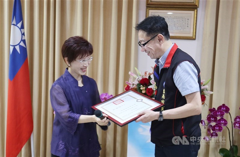 圖為2016年時任國民黨主席洪秀柱(左)在國民黨台南市黨部主持市黨部主委莊占魁(右)布達典禮。(中央社檔案照片)