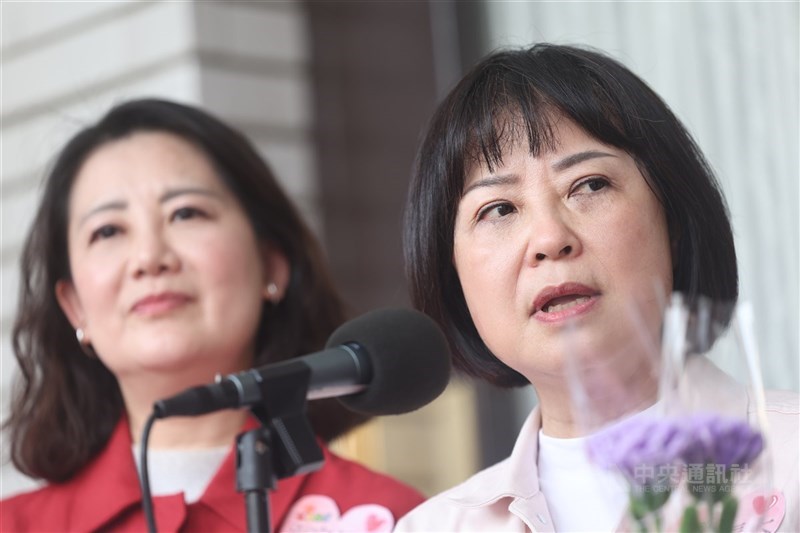 民進黨立委林月琴(右)遭質疑,所任職2個民間團體獲衛福部社家署等中央部會標案。(中央社檔案照片)