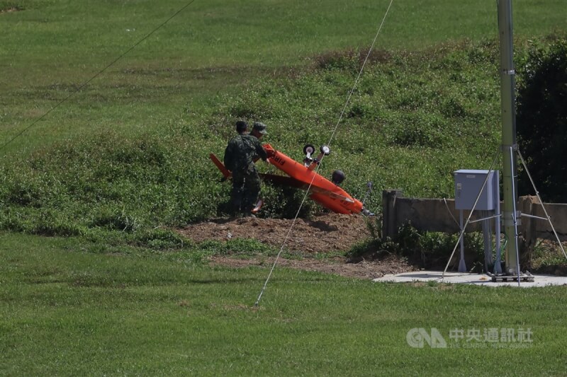 一架火蟻無人機起飛時因側風過大,掉落至跑道旁山溝,官兵前往查看。中央社記者翁睿坤攝 114年5月13日