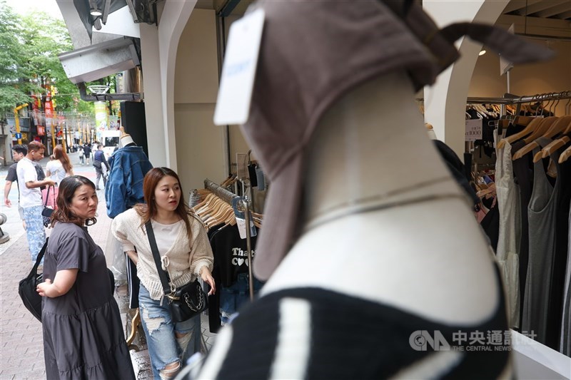 房市近期雖表現冷淡,但北市各大商圈店面市場仍頗有表現,根據住商機構統計數據,近期萬華區出現今年為止最高總價、單價租金交易。圖為外國遊客在西門町逛街。(中央社檔案照片)