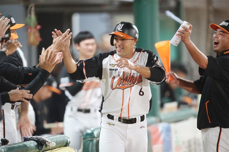 中職統一7-ELEVEn獅隊將於24、25日推出「棒球的故事,唐肇廷、傅于剛感謝有你」活動,在台南棒球場替兩人舉辦簽名會。圖為唐肇廷。(中央社檔案照片)