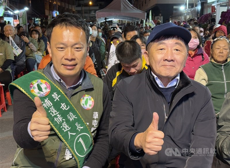 民進黨籍南投縣議員蔡銘軒及陳玉鈴遭提罷免,南投縣選委會審查認定蔡銘軒(左)二階未達標,蔡銘軒接受電訪時仍強調,對遭提案罷免很無奈。(中央社檔案照片)