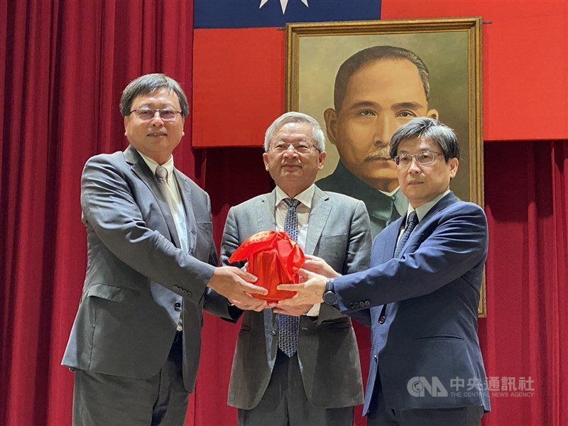 竹科管理局長陳宗權(右)。圖為2024年局長交接及布達典禮。(中央社檔案照片)
