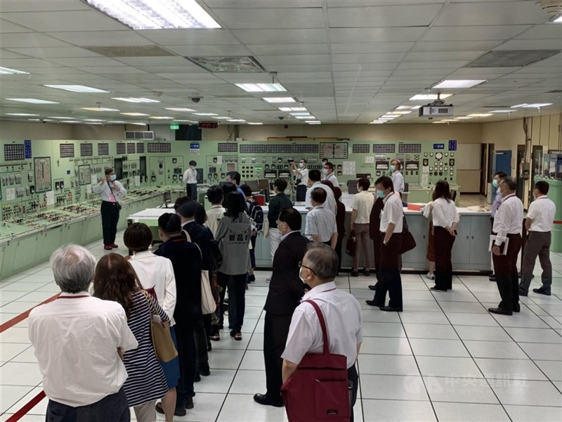 核安會表示,若執照屆期後要繼續運轉,須由經濟部及台電就機組現況,依法規要求並在符合國際安全標準下,評估繼續運轉的安全性、可行性及執行效益,決定是否提出換照申請。圖為2021年立法院經濟委員會考察核二廠。(中央社檔案照片)