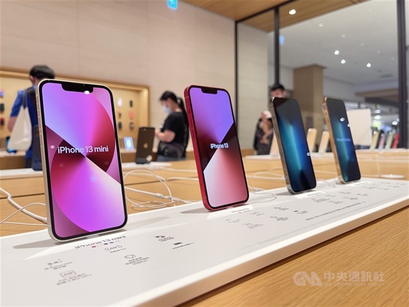 蘋果公司釋出iOS 18.5作業系統更新,為舊機型iPhone 13全系列新增支援衛星通訊功能。圖為iPhone 13手機。(中央社檔案照片)