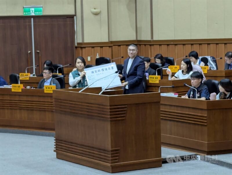前基隆市府民政處長張淵翔涉非法利用戶政系統查個資助罷免遭羈押,民進黨基隆市議員吳驊珈(前左)13日質詢時,指市府帶頭違反個資法,她代表安樂區市民,將國賠請求書遞給市長謝國樑(前右)。中央社記者王朝鈺攝 114年5月13日