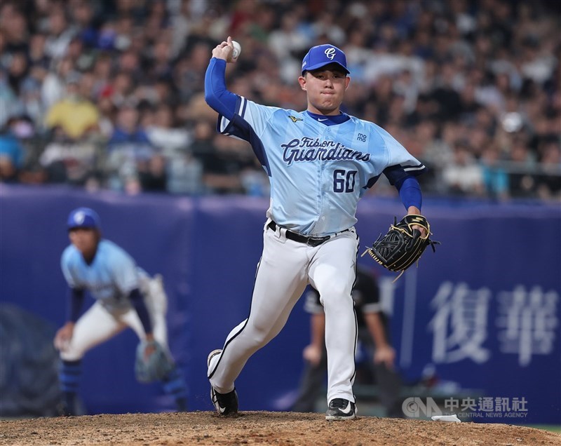 富邦悍將戰績不佳,適合終結者曾峻岳(圖)的登板時機點減少,但總教練陳金鋒表示,暫時不會挪動他登板局數。(中央社檔案照片)