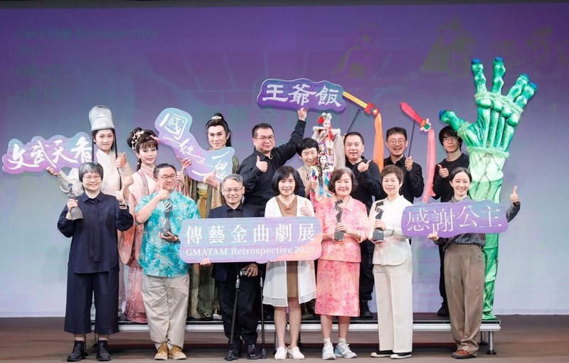 國立傳統藝術中心策劃「2025傳藝金曲劇展」,邀請獲重大表演獎項的傑出作品6月底起輪番登台,再現好戲非凡時刻,傳藝中心主任陳悅宜(前中)13日出席宣告記者會。(傳藝中心提供)中央社記者葉冠吟傳真 114年5月13日