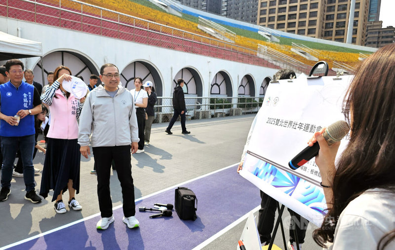 2025雙北世界壯年運動會將於17日到30日,進行為期14天賽程,新北市長侯友宜(前左)13日前往板橋第一體育場視察,並聽取簡報。中央社記者王鴻國攝 114年世壯運5月13日