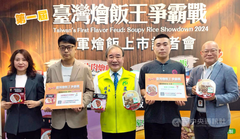 日本缺米且米價上漲,台灣外銷日本的米大幅提升,農業部次長胡忠一(中)13日表示,109至113年,台灣外銷日本的米平均每年3500公噸,預估114年將超過1萬公噸,台灣米品種好價格便宜,且台日距離近,在日本市場具競爭優勢。中央社記者汪淑芬攝 114年5月13日