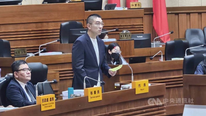 基隆市議會13日進行市政總檢討,針對基隆捷運第2階段路線,有議員請市府考慮規劃沿「主幹線」八堵到市區。市長謝國樑(前右)指出,若先接安樂區再到市區,長度增加約500公尺,可服務安樂區還可聯合開發。中央社記者王朝鈺攝 114年5月13日