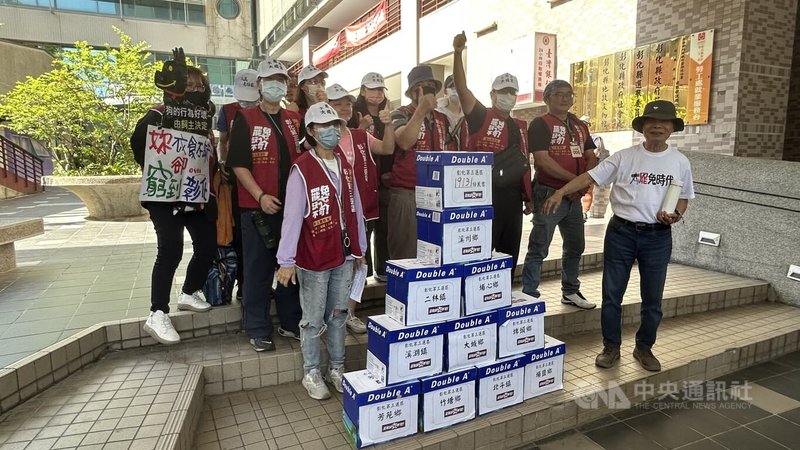 罷免國民黨立委謝衣鳯團隊13日下午在彰化縣政府第二行政辦公大樓舉辦記者會,宣布因收到連署書只有1萬9131份,未達第2階段連署門檻,不送件;罷團表示,雖連署未達標,但這場遍地開花的大罷免行動,已成功喚醒台灣人反共保台意識。中央社記者吳哲豪攝 114年5月13日