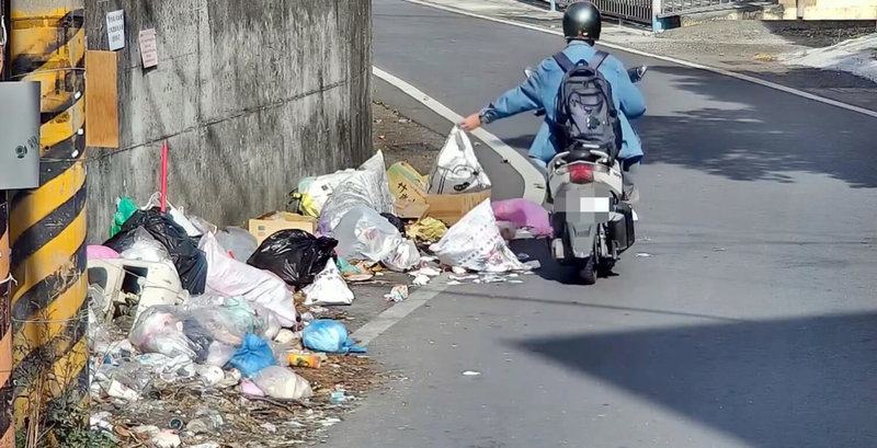 屏東縣環保局已針對髒亂熱點架設60台移動式監視器蒐證,去年1月迄今,已依違反廢棄物清理法告發1925件,以遏止亂丟垃圾行為。(環保局提供)中央社記者李卉婷傳真 114年5月13日