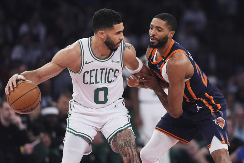 NBA衛冕軍波士頓塞爾蒂克13日以113比121不敵紐約尼克,當家球星塔特姆(持球者)第4節提前傷退。(美聯社)