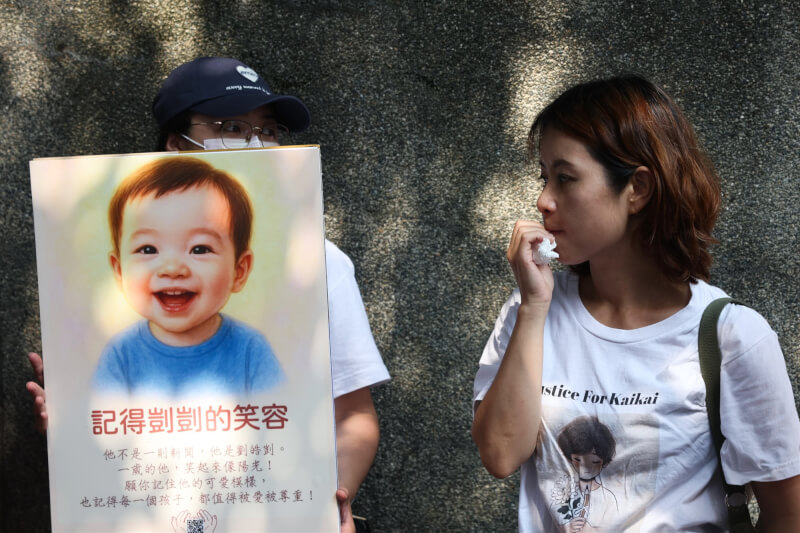 保母劉彩萱、劉若琳涉嫌虐死1歲男童「剴剴」,台北地院國民法官法庭13日判處劉彩萱無期徒刑、劉若琳18年徒刑。可上訴。院外的民眾聽判後擦拭淚水。中央社記者吳家昇攝 114年5月13日