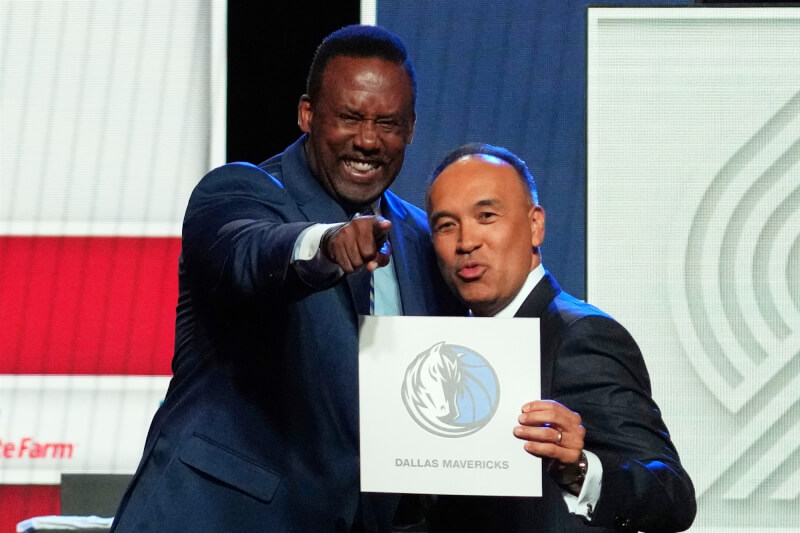 NBA獨行俠球隊大使布萊克曼(左)13日出席選秀樂透抽籤,並與NBA副總裁塔特姆(右)合影。(美聯社)