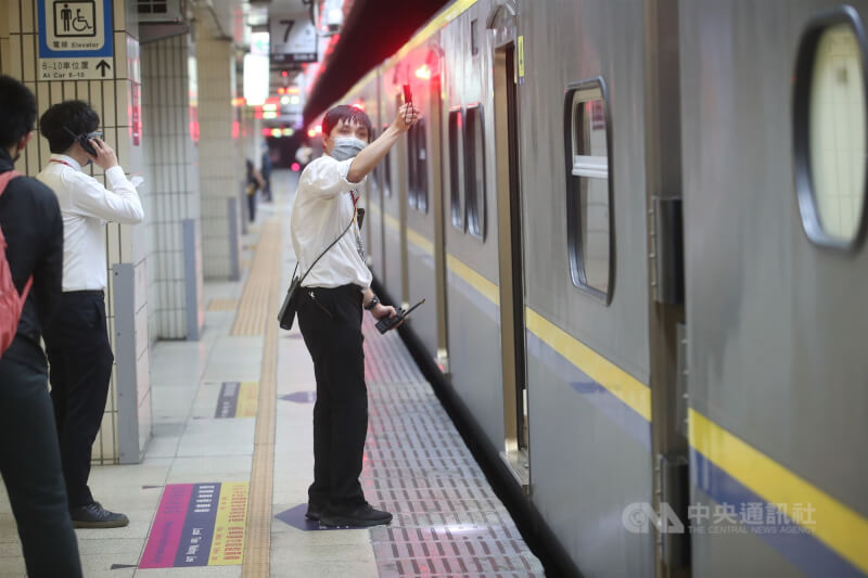 圖為台北車站台鐵人員在月台執勤。(中央社檔案照片)