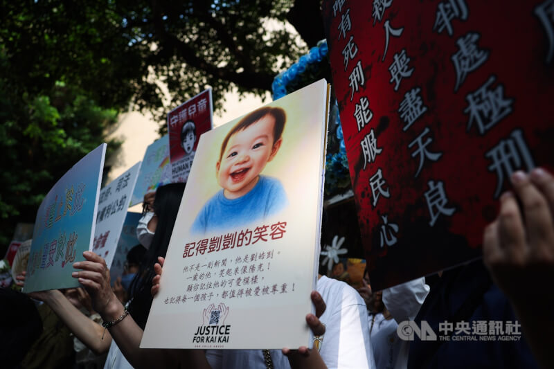 台北地方法院審理「剴剴」遭虐死案,認為劉姓姊妹以虐取樂,惡性重大,13日依成年人故意對兒童犯下妨害自由而凌虐致死等罪,判處劉彩萱無期徒刑、劉若琳18年徒刑。可上訴。圖為場外民眾高舉聲援男童剴剴的看板。中央社記者吳家昇攝 114年5月13日