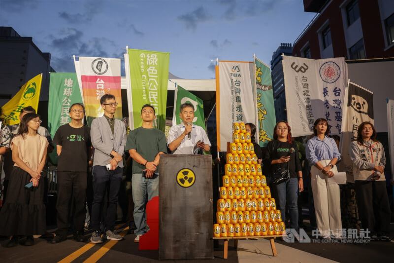 立法院會13日審查「核子反應器設施管制法」第6條修法草案,多個反核團體12日晚間在立院旁舉辦晚會,呼籲民眾一同關注,要求停止倉促修法、停止延役核電。(中央社檔案照片)