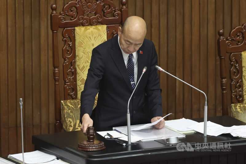 立法院會13日三讀修正通過刑法部分條文,增訂妨害司法公正罪章、棄保潛逃罪、不法關說罪及提升脫逃罪法定刑等條文。圖為立法院長韓國瑜敲下議事槌。中央社記者吳家昇攝 114年5月13日
