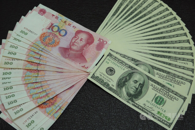 圖為美元及人民幣。(中央社檔案照片)
