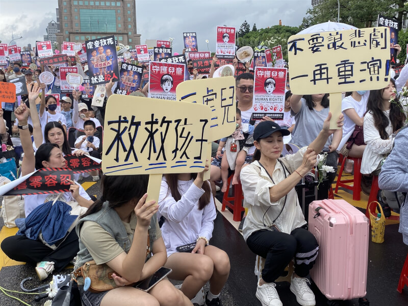 發起終結兒虐遊行的「剴剴網路媽媽群」強調制度仍應繼續改革。圖為10日民眾到凱道聲援守護兒童。(中央社檔案照片)
