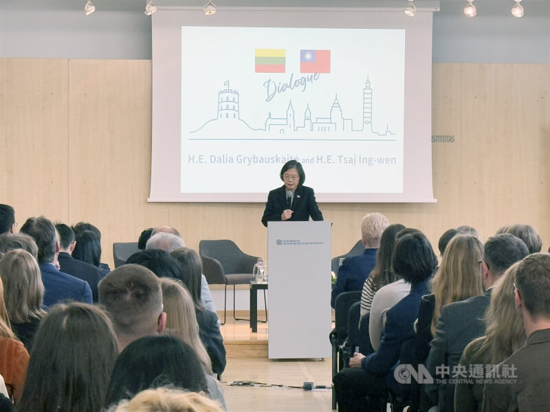前總統蔡英文12日在立陶宛維爾紐斯大學發表公開演說,強調台灣與立陶宛同樣曾歷經威權統治,因而更加珍惜自由與民主,呼籲民主國家應深化合作,守護共同價值與制度。中央社記者游堯茹維爾紐斯攝 114年5月13日
