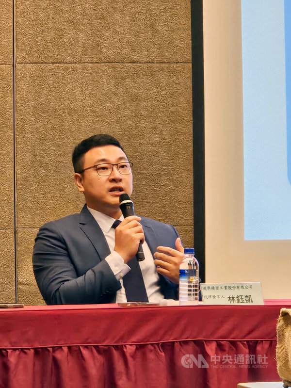 鴻準13日舉行法說會,代理發言人林鈺凱表示,今年上半年各主要產品線以遊戲機動能最強,其次是機殼,隨任天堂新款遊戲機Switch 2推出,今年第1季遊戲機占營收比重飆升至87%。中央社記者曾仁凱攝 114年5月13日