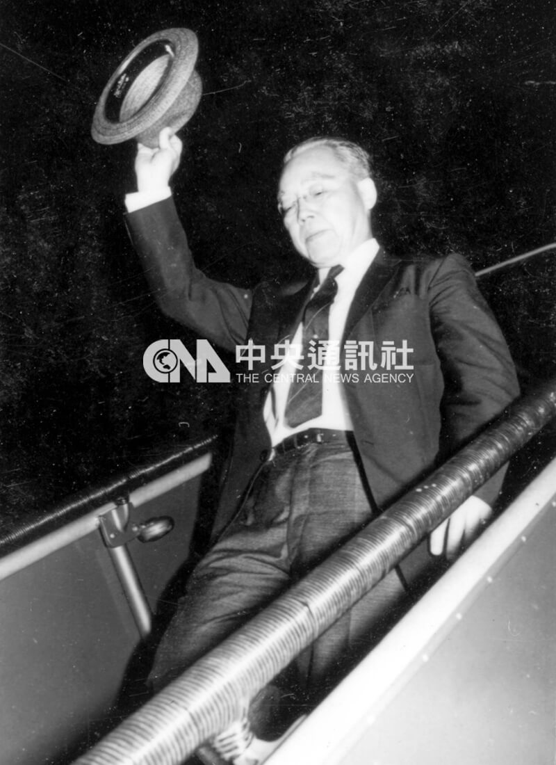 廖文毅下機時向群眾揮帽致意。 中央社記者陳漢中攝 54年5月14日