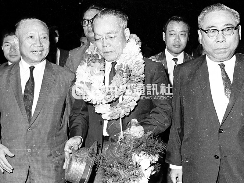 國民大會秘書長谷正綱(左)與台省議會前議長黃朝琴(右)在機場歡迎廖文毅(中)。 中央社記者陳漢中攝 54年5月14日
