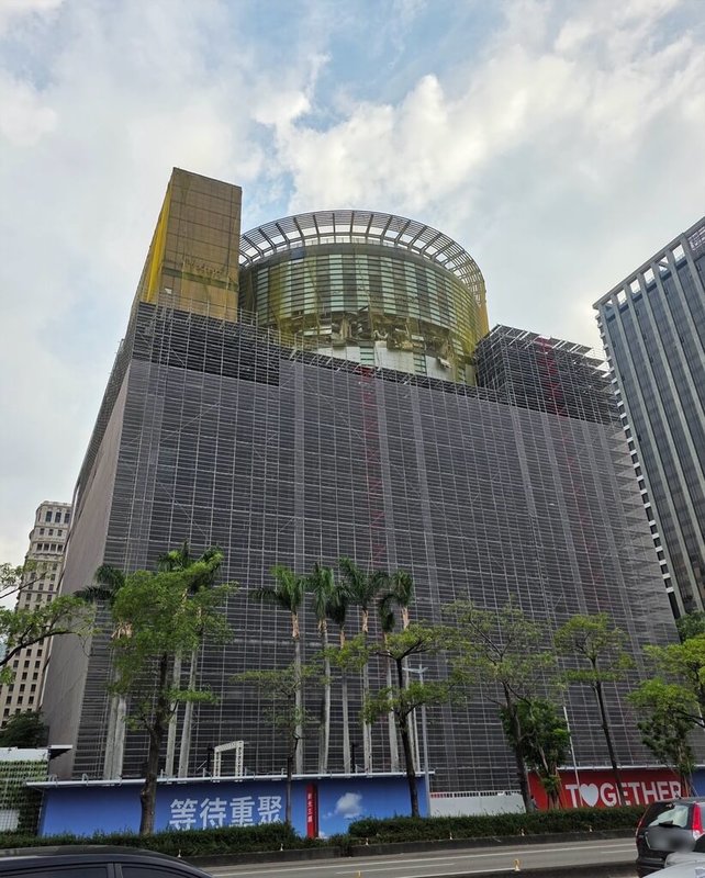 新光三越台中中港店2月13日發生氣爆,目前大樓外部搭建鷹架,進行內外部整建計畫。(市議員陳淑華提供)中央社記者趙麗妍傳真 114年5月13日