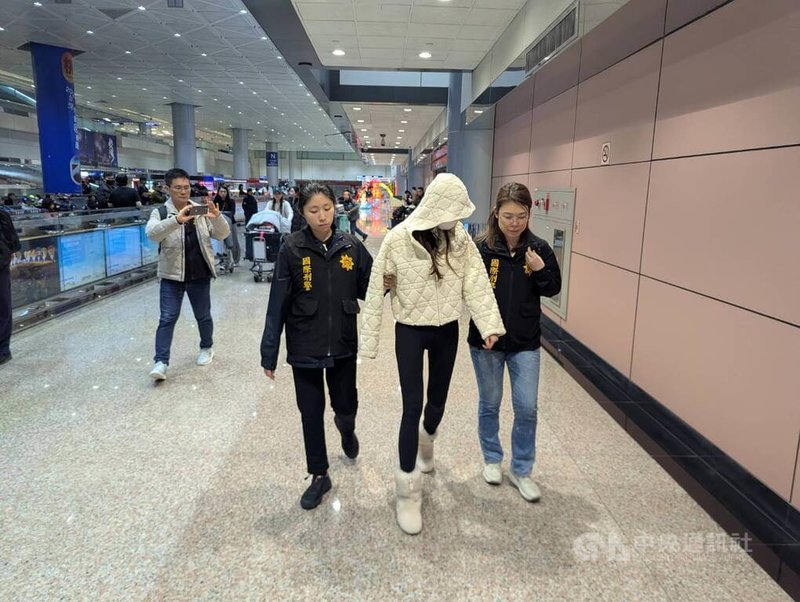 台灣、美國警方聯手破獲跨境詐欺洗錢集團,落網的詐團高階幹部36歲廖姓女子(右2)多次整形,假辦活動竊取長相雷同的2名飯局妹護照,假冒身分在美國銀行機構開設數家公司金融帳戶,檢警經長期偵蒐,今年初在桃園機場將廖女逮捕。(翻攝照片)中央社記者黃麗芸傳真 114年5月14日