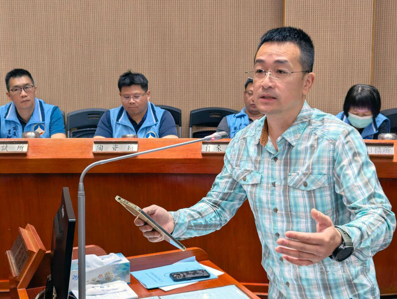 金門金城國中健康科段考試題涉性別爭議,無黨籍縣議員董森堡(前)14日在臉書(Facebook)發文表示,網路上有嘲諷言論使事件演變成台金對立與無端歧視,盼能將討論導正回對校園性平制度的關心。圖為董森堡14日於議會質詢。中央社記者吳玟嶸攝 114年5月14日