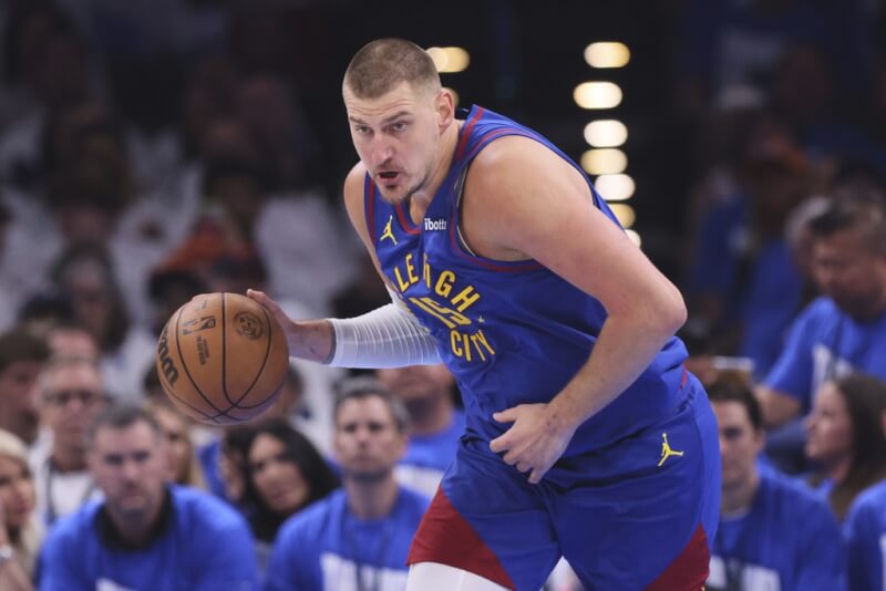 美國職籃NBA丹佛金塊當家球星約基奇14日狂轟44分、15籃板,可惜球隊仍以105比112不敵奧克拉荷馬雷霆。(美聯社)